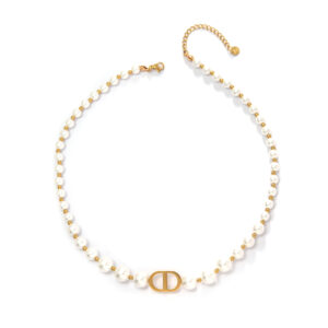 Versatile and stylish pearl size-gradient necklace